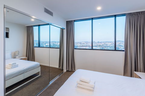 Airtrip Apartments On Deshon St - Accommodation Mount Tamborine 4