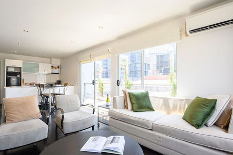 OLIVER Laneway Art Fed Square & Top Restaurants - Accommodation Mount Tamborine 0