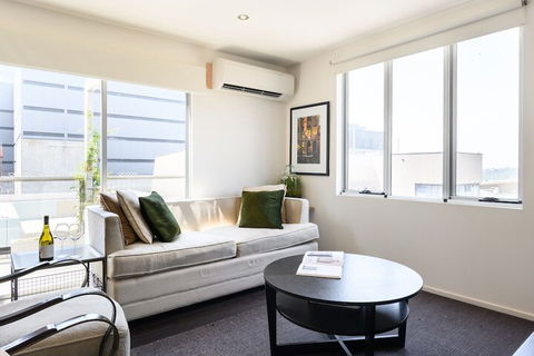 OLIVER Laneway Art Fed Square & Top Restaurants - Accommodation Mount Tamborine 2
