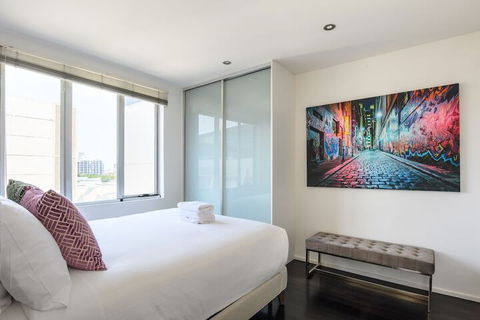 OLIVER Laneway Art Fed Square & Top Restaurants - Accommodation Mount Tamborine 5