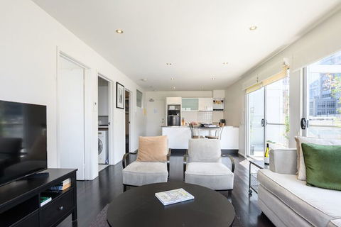 OLIVER Laneway Art Fed Square & Top Restaurants - Accommodation Mount Tamborine 4
