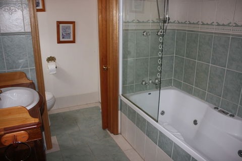 Westbury Gingerbread Cottages - Accommodation Mount Tamborine 2