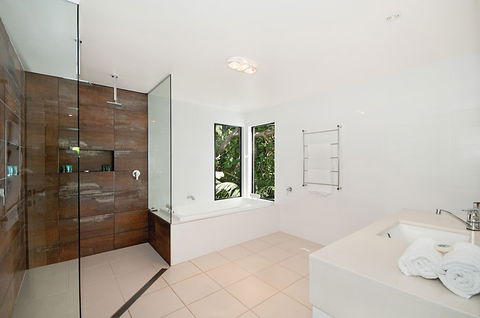 A PERFECT STAY - The Hawk At Wategos - Accommodation Mount Tamborine 5