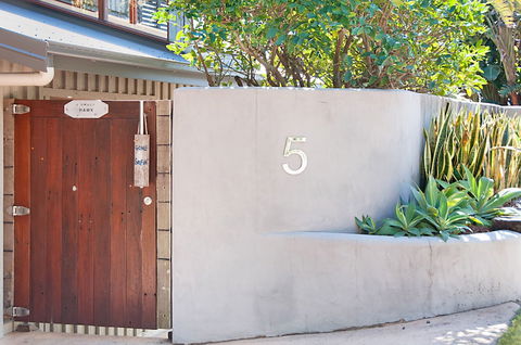 A PERFECT STAY - The Hawk At Wategos - Accommodation Mount Tamborine 0