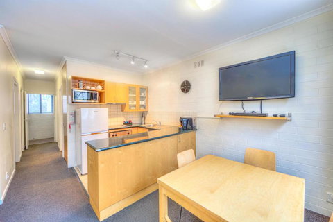 Snow Ski Apartments 09 - Accommodation Mount Tamborine 6