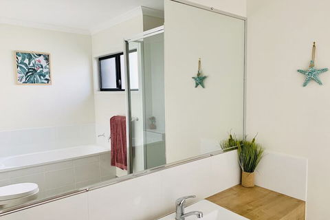 WHITSUNDAY Spacious & Comfortable Moments From Picturesque Boardwalk - Accommodation Mount Tamborine 5