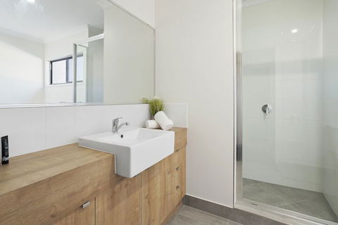 WHITSUNDAY Spacious & Comfortable Moments From Picturesque Boardwalk - Accommodation Mount Tamborine 3