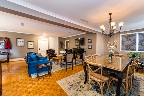Hedge House- Luxury Space Style Location - Accommodation Mount Tamborine 3