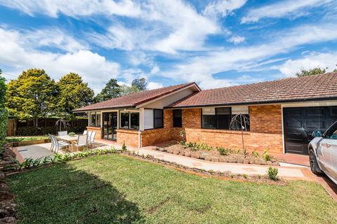 Hedge House- Luxury Space Style Location - Accommodation Mount Tamborine 0