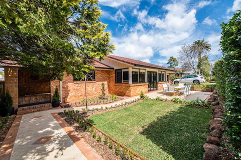 Hedge House- Luxury Space Style Location - Accommodation Mount Tamborine 1