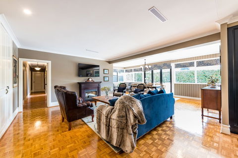 Hedge House- Luxury Space Style Location - Accommodation Mount Tamborine 5