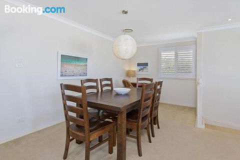 SEASCAPE An Enticing Lakeside Escape - Accommodation Mount Tamborine 6