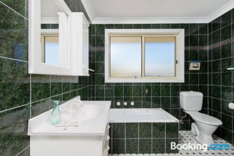 SEASCAPE An Enticing Lakeside Escape - Accommodation Mount Tamborine 5