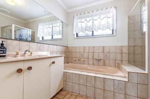 Fauxs Den - Accommodation Mount Tamborine 1