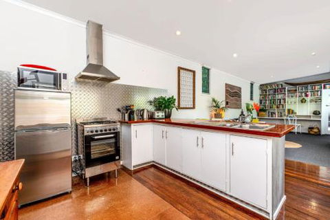 SUNSET BEACH SHACK On SURF - Accommodation Mount Tamborine 6