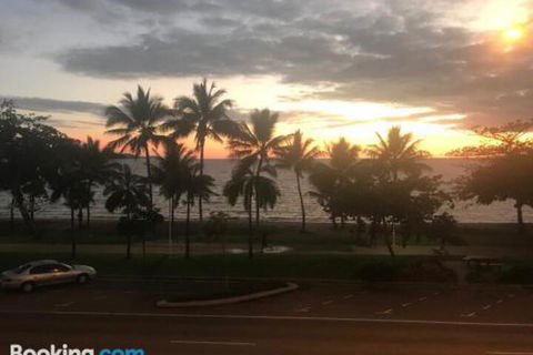 Townsville Strand Lighthouse Apartment 3 - Accommodation Mount Tamborine 1