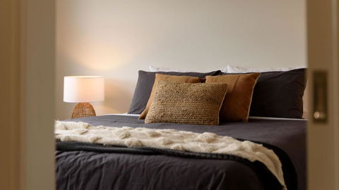 Trentham Central Villas 6 BR / Ensuite / Sleeps 12 - Accommodation Mount Tamborine 4