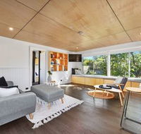 4 Bedroom Entertainer with Bungalow Next To Beach - Accommodation Mount Tamborine