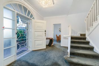 Spacious 4 Bedroom House The Hill - Accommodation Mount Tamborine 2