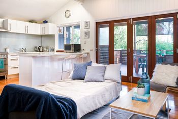 Modern 3 Bedroom Treehouse - Accommodation Mount Tamborine 2