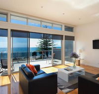 Penguin Waterfront Escape - Accommodation Mount Tamborine