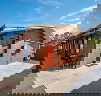 Golden Country Motel  Caravan Park