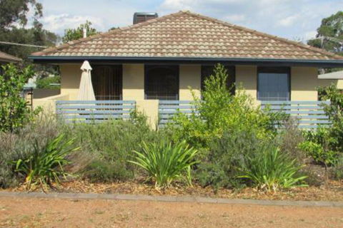 The Pommy Tree - Accommodation Mount Tamborine 4