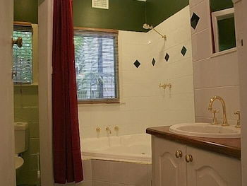 Tudor Cottages Mt Dandenong - Accommodation Mount Tamborine 6