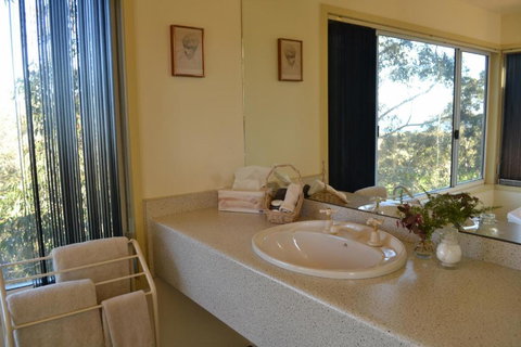 Bundle Hill Cottages - Accommodation Mount Tamborine 1