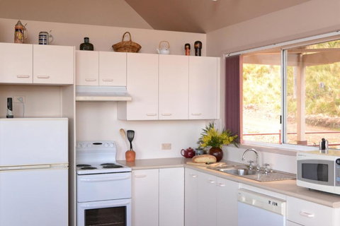 Bundle Hill Cottages - Accommodation Mount Tamborine 5