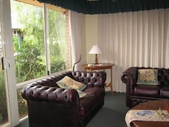 The Grandhouse York - Accommodation Mount Tamborine 4