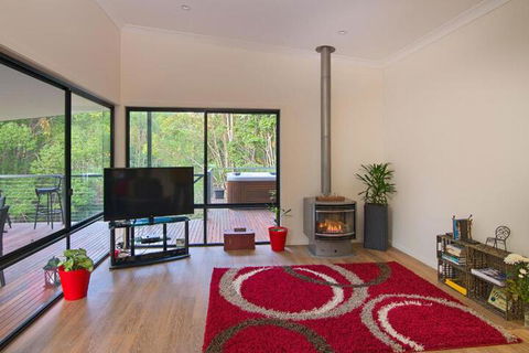 Babbling Brook Retreat - Accommodation Mount Tamborine 3