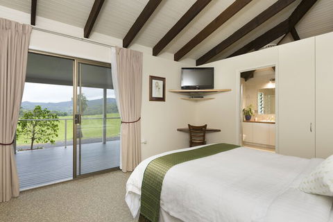 Hillcrest Mountain View Retreat - Accommodation Mount Tamborine 4
