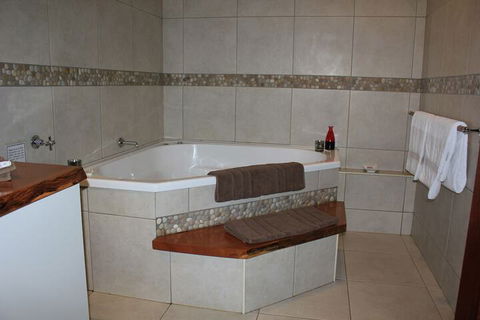 Hillcrest Mountain View Retreat - Accommodation Mount Tamborine 2