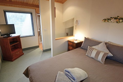 Falls Creek Country Club - Accommodation Mount Tamborine 4