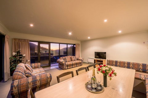 Falls Creek Country Club - Accommodation Mount Tamborine 3