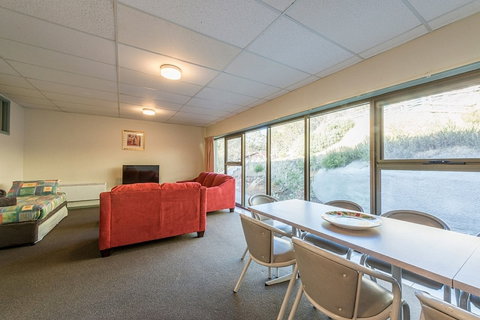 Falls Creek Country Club - Accommodation Mount Tamborine 2