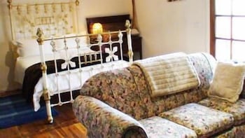 Albury Cottages - Accommodation Mount Tamborine 2