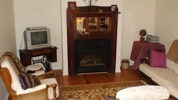 Albury Cottages - Accommodation Mount Tamborine 3