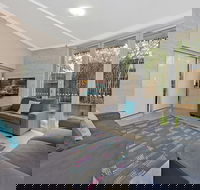 Sun Worship Crescent Head - Accommodation Mount Tamborine