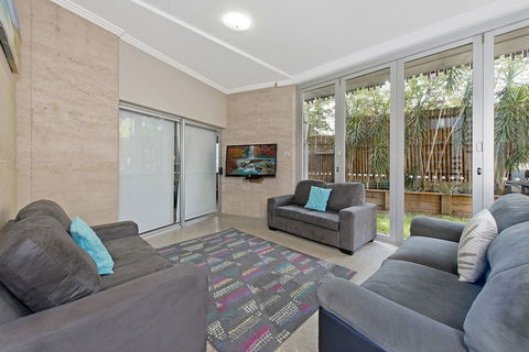 Sun Worship Crescent Head - Accommodation Mount Tamborine 0