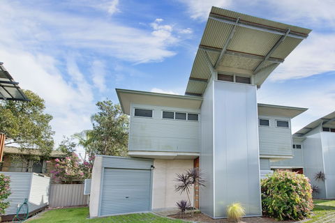 Sun Worship Crescent Head - Accommodation Mount Tamborine 1