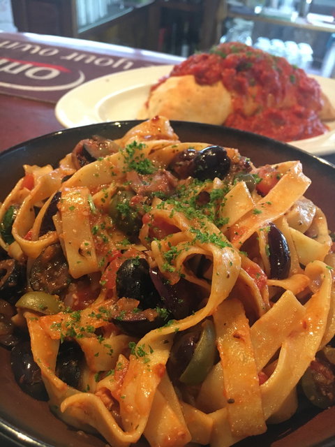 Eat-a-Pizza - Accommodation Mount Tamborine 1