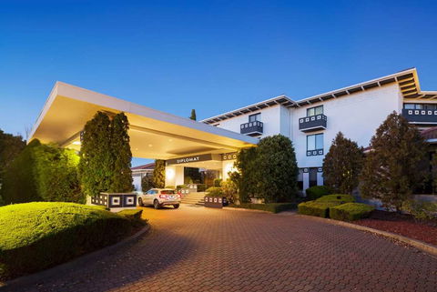 Ramada by Wyndham Diplomat Canberra - Accommodation Mount Tamborine 0
