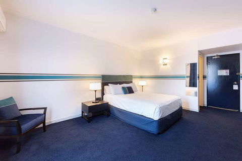 Ramada by Wyndham Diplomat Canberra - Accommodation Mount Tamborine 4