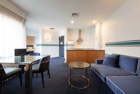 Ramada by Wyndham Diplomat Canberra - Accommodation Mount Tamborine 8