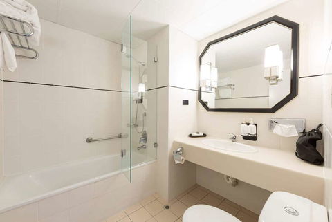 Ramada by Wyndham Diplomat Canberra - Accommodation Mount Tamborine 9