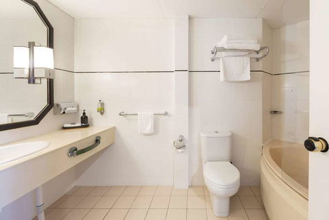 Ramada by Wyndham Diplomat Canberra - Accommodation Mount Tamborine 11