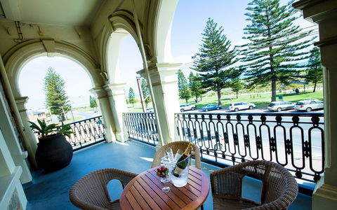 Largs Pier Hotel - Accommodation Mount Tamborine 2