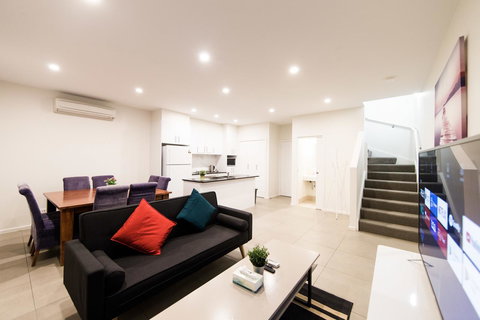 3BR Townhouse Double Garage Walk To Lake Ginninderra - Accommodation Mount Tamborine 0